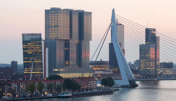Erasmusbrug Rotterdam skyline